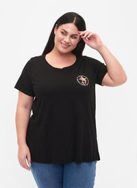 T-skjorte i bomull med trykk foran, Black W. Chest print, Model
