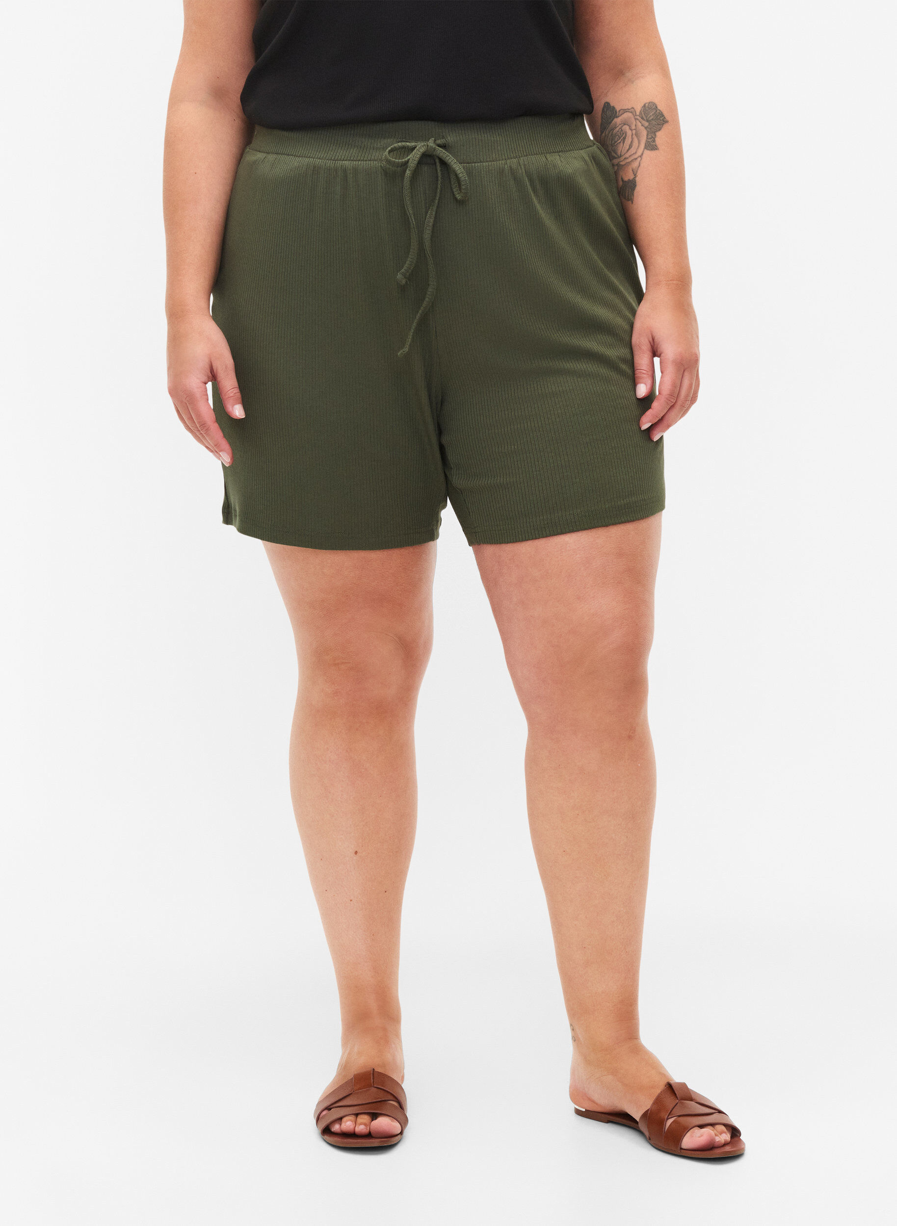 Zizzi L&oslash;s shorts i viskose med ribb, Thyme, Model image number 2