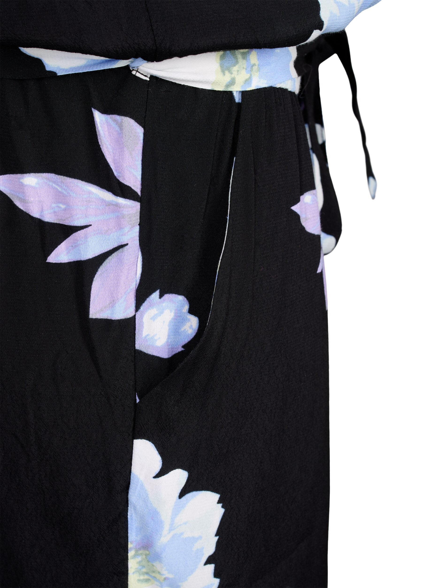 Zizzi Jumpsuit uten ermer i viskose, Black Big Flower AOP, Packshot image number 4