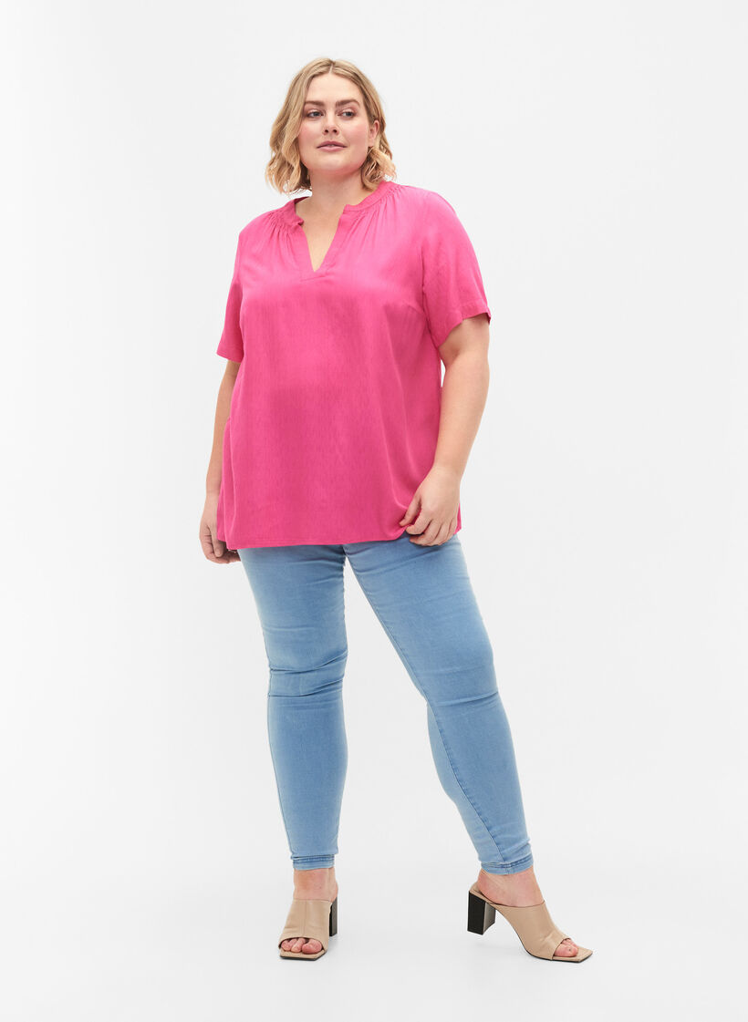 Kortermet bluse i viskose med V-hals, Shocking Pink, Model image number 2