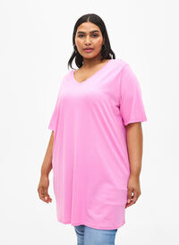 Ensfarget oversized T-skjorte med V-hals, Rosebloom, Model