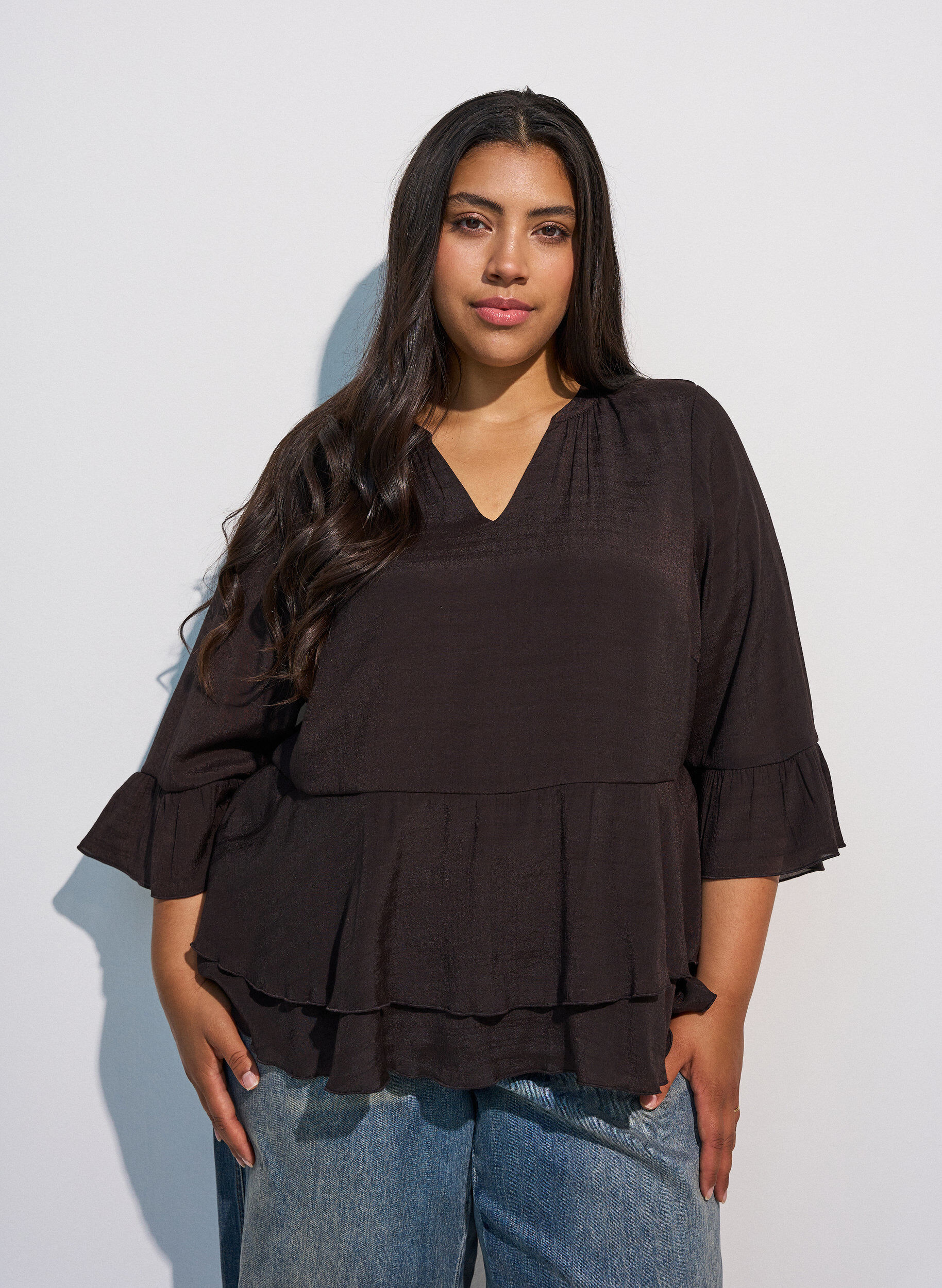Bluse med 3/4-ermer og volangdetaljer, Brun, Model