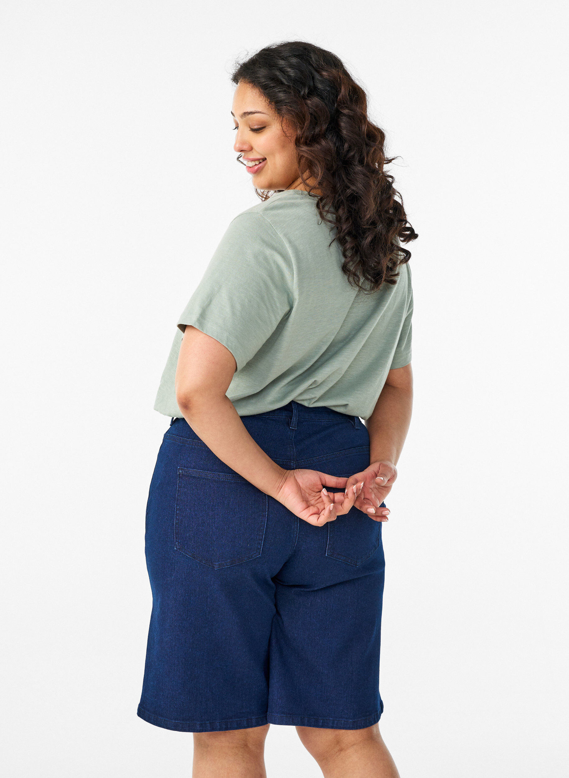 Zizzi L&oslash;se denimshorts med h&oslash;y midje, Bl&aring;, Model image number 2