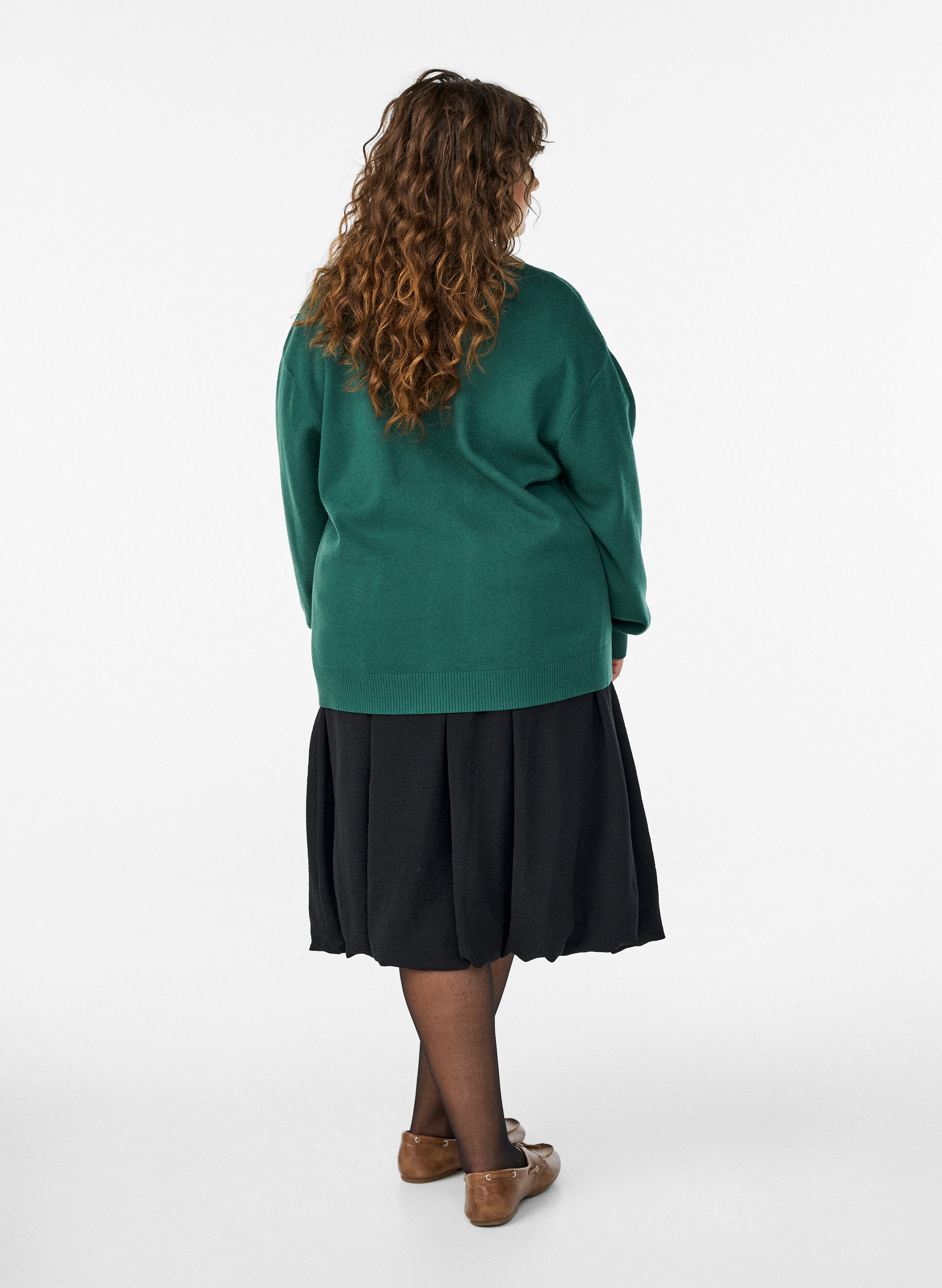 Zizzi Midilang ballongskj&oslash;rt med elastisk midjeb&aring;nd, Svart, Model image number 1