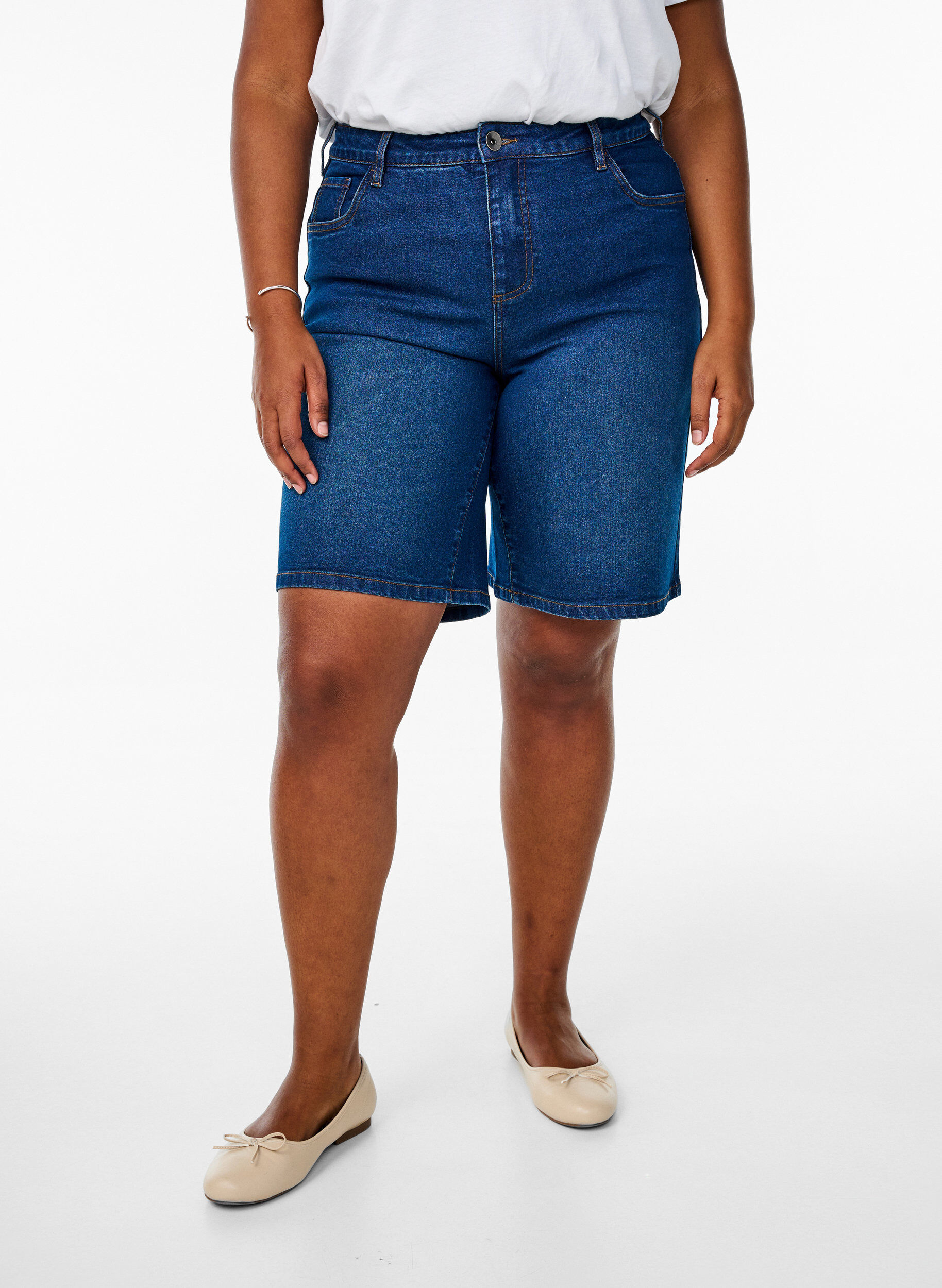 Zizzi L&oslash;se denimshorts med h&oslash;y midje, Bl&aring;, Model image number 3
