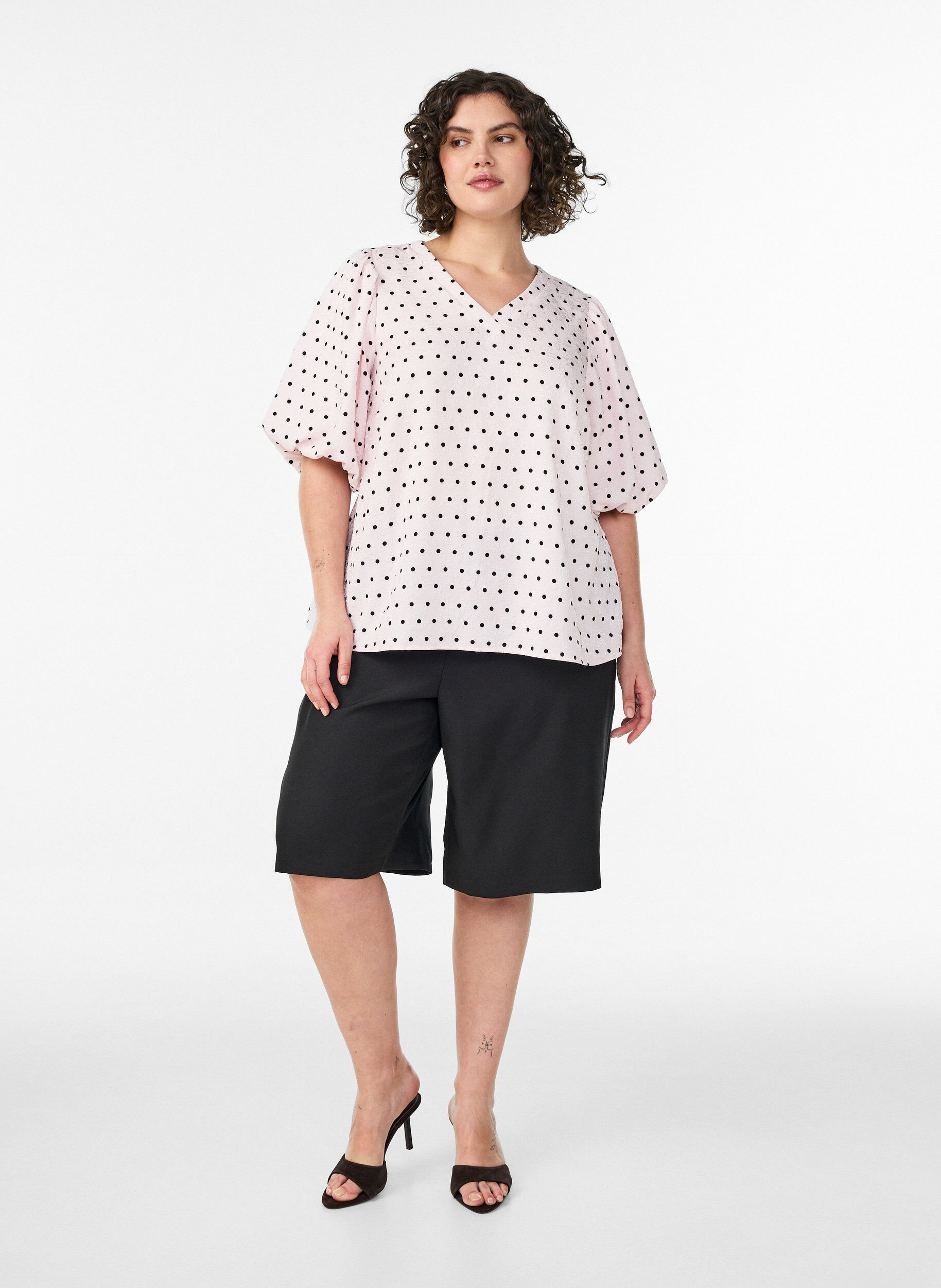 Zizzi Bluse med prikkem&oslash;nster og ballongermer, Rosa, Model image number 1