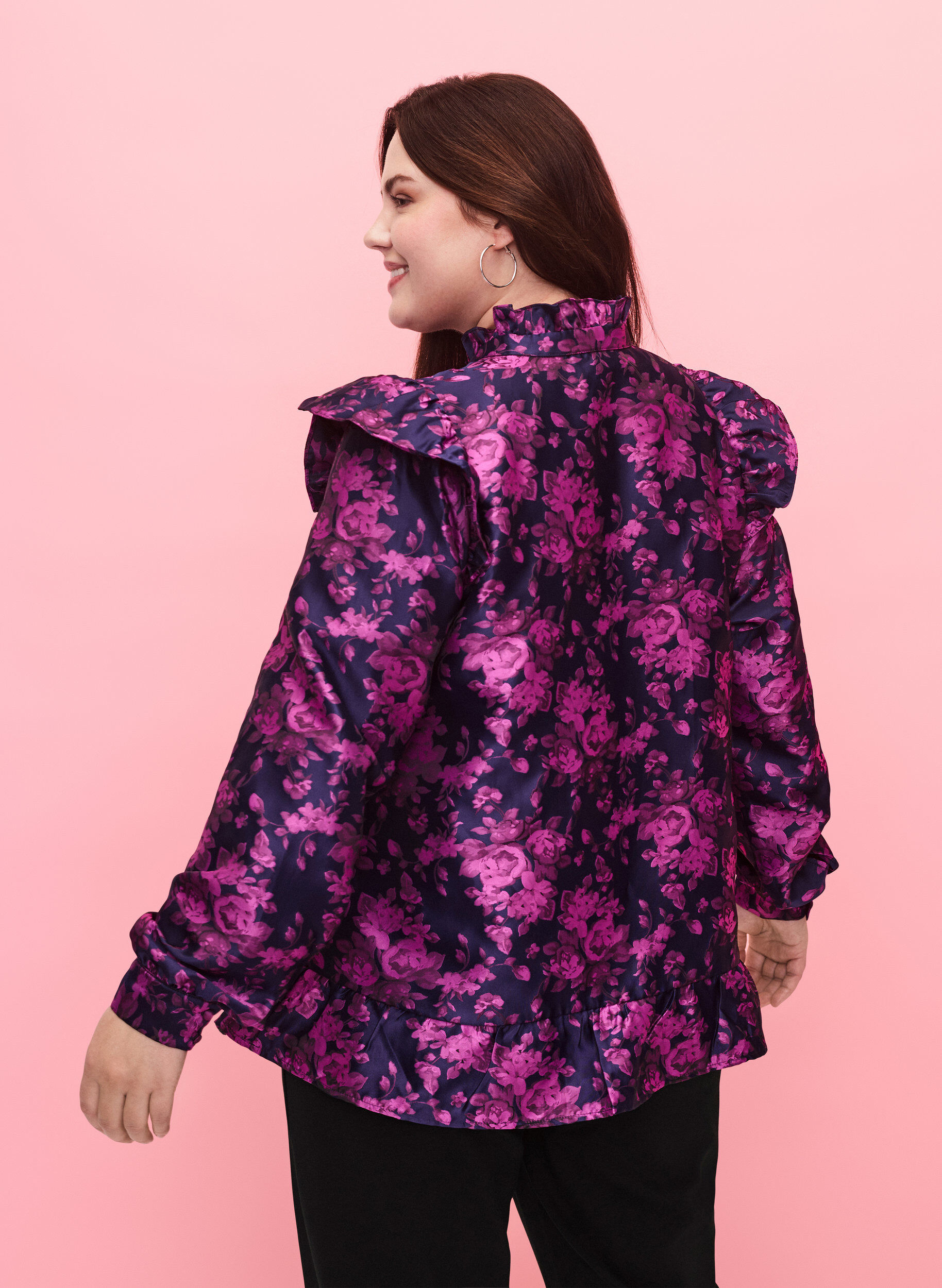 Zizzi Blomstret jacquardbluse med volanger, Dark Blue Pink, Model image number 1
