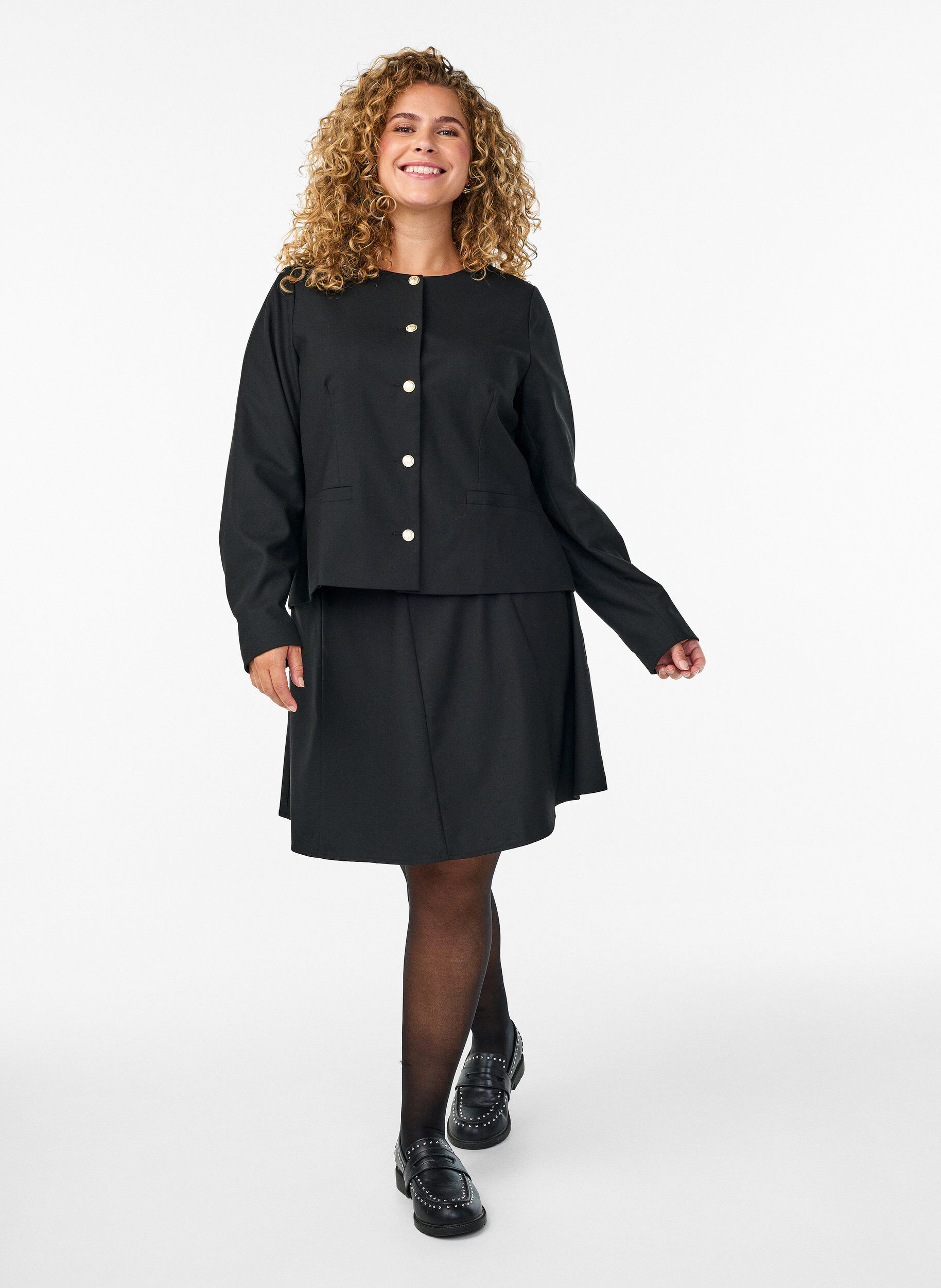 Zizzi Kort A-formet skj&oslash;rt, Svart, Model image number 1