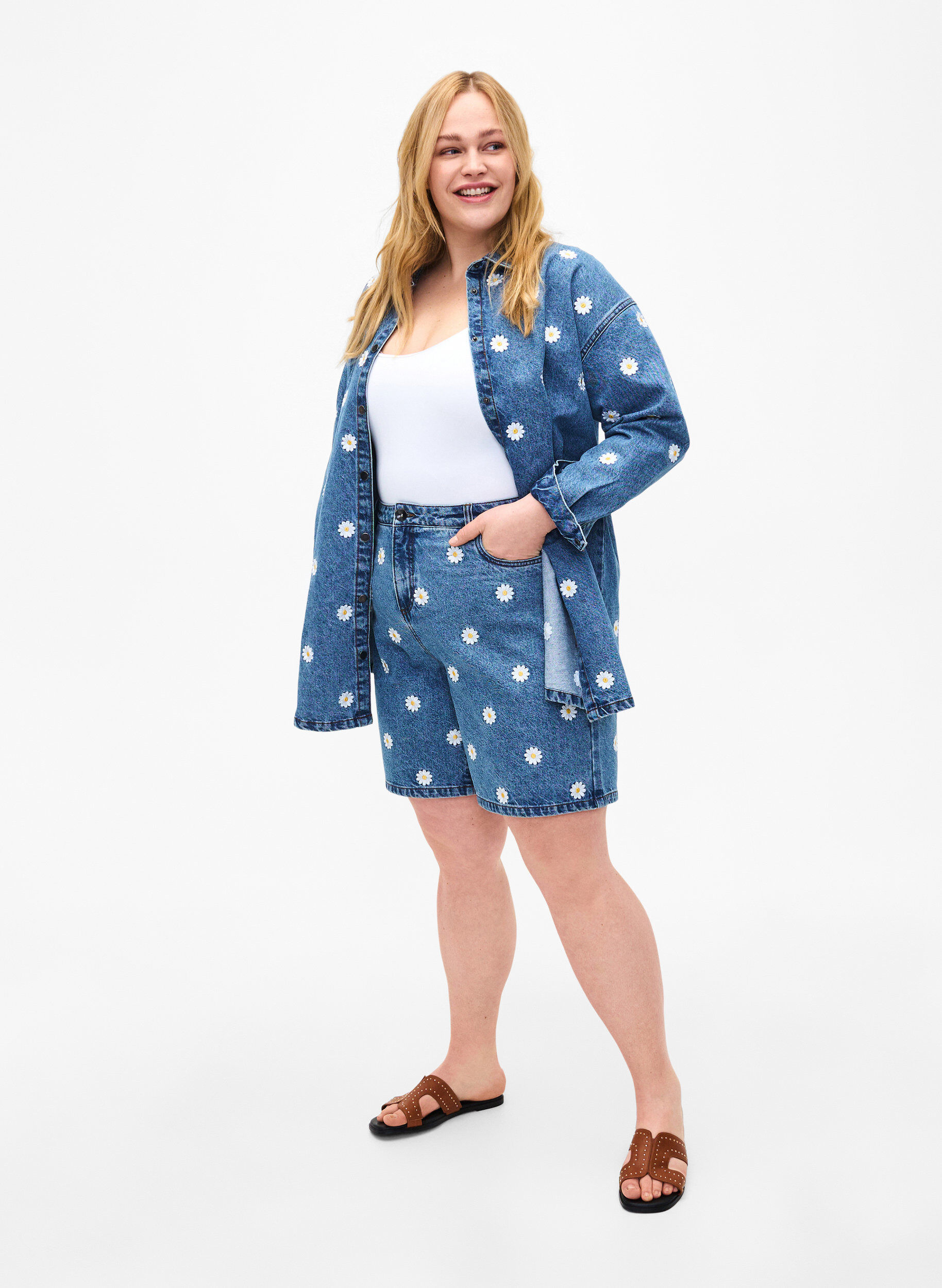 Zizzi Mille shorts med h&oslash;y midje og broderte blomster, L.B. Flower, Model image number 3