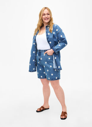 Zizzi Mille shorts med høy midje og broderte blomster, L.B. Flower, Model image number 3