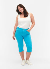 Tettsittende Emily capribukser, River Blue, Model