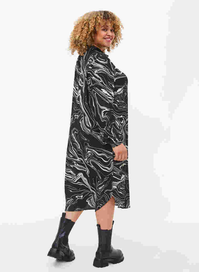 Skjortekjole i viskose med mønster, Black Swirl AOP, Model