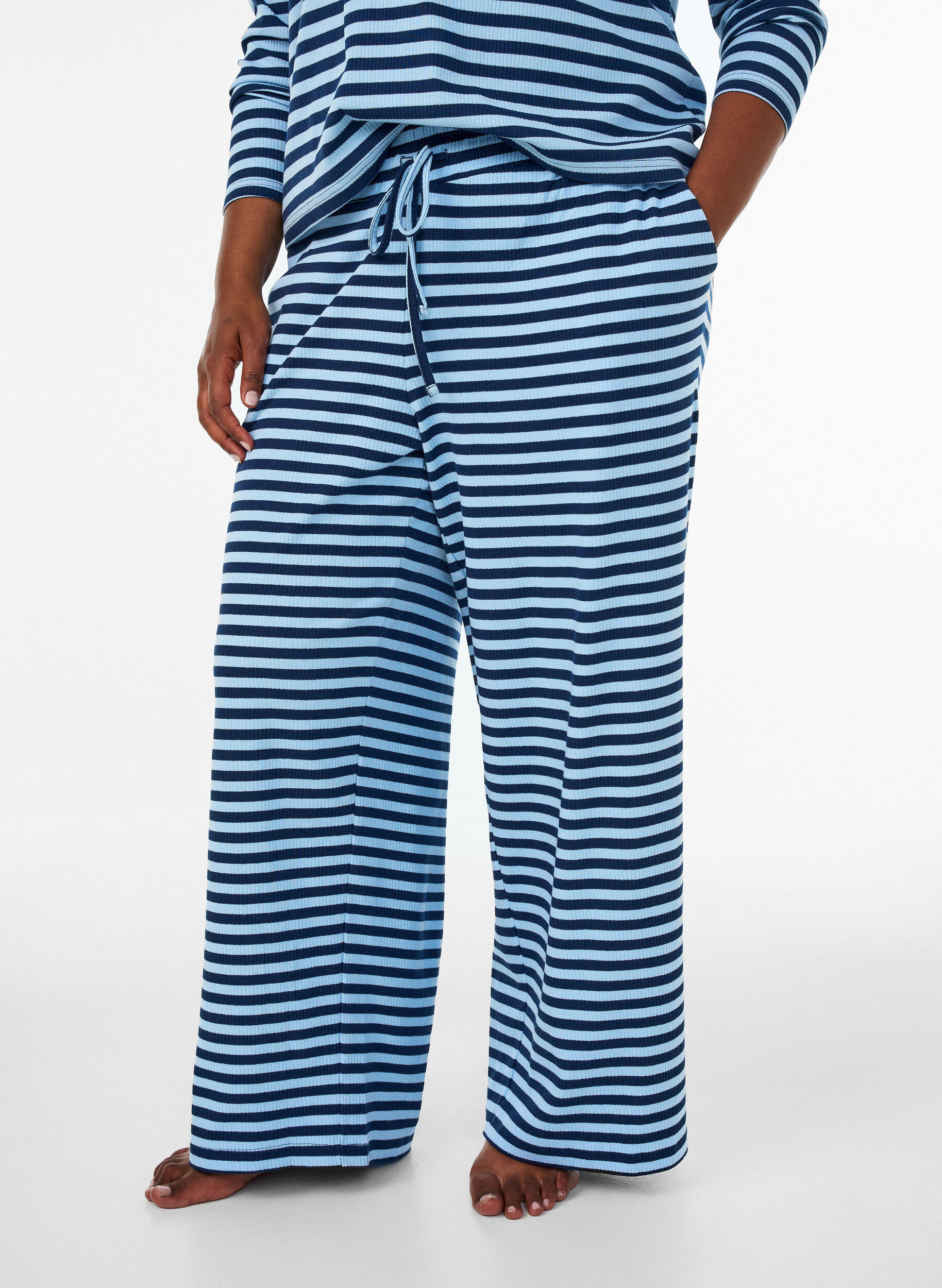 ZizziStripete pyjamasbukser med h&oslash;y midje og vide ben, Bl&aring;, Model image number 2