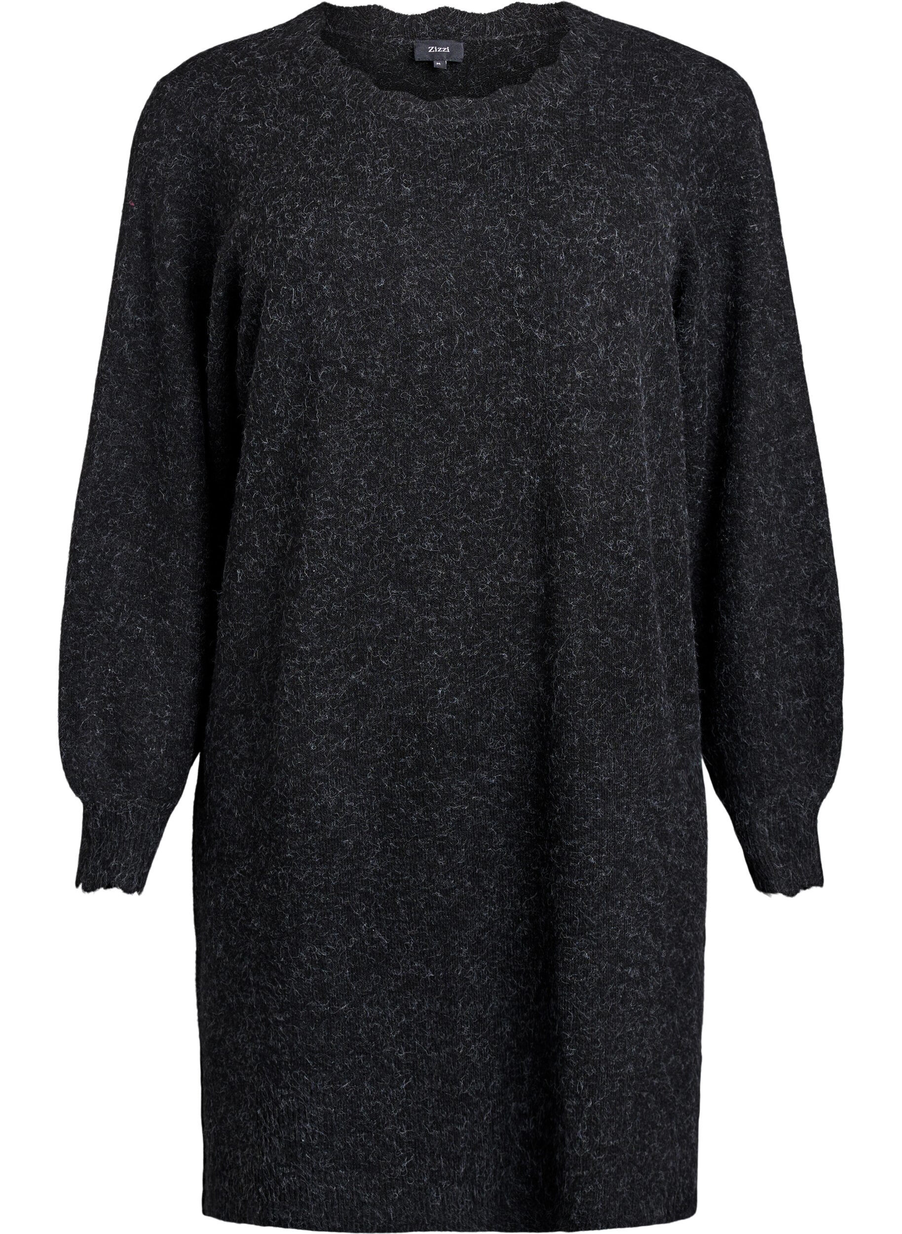 Kort strikket kjole med b&oslash;lget fold og splitt