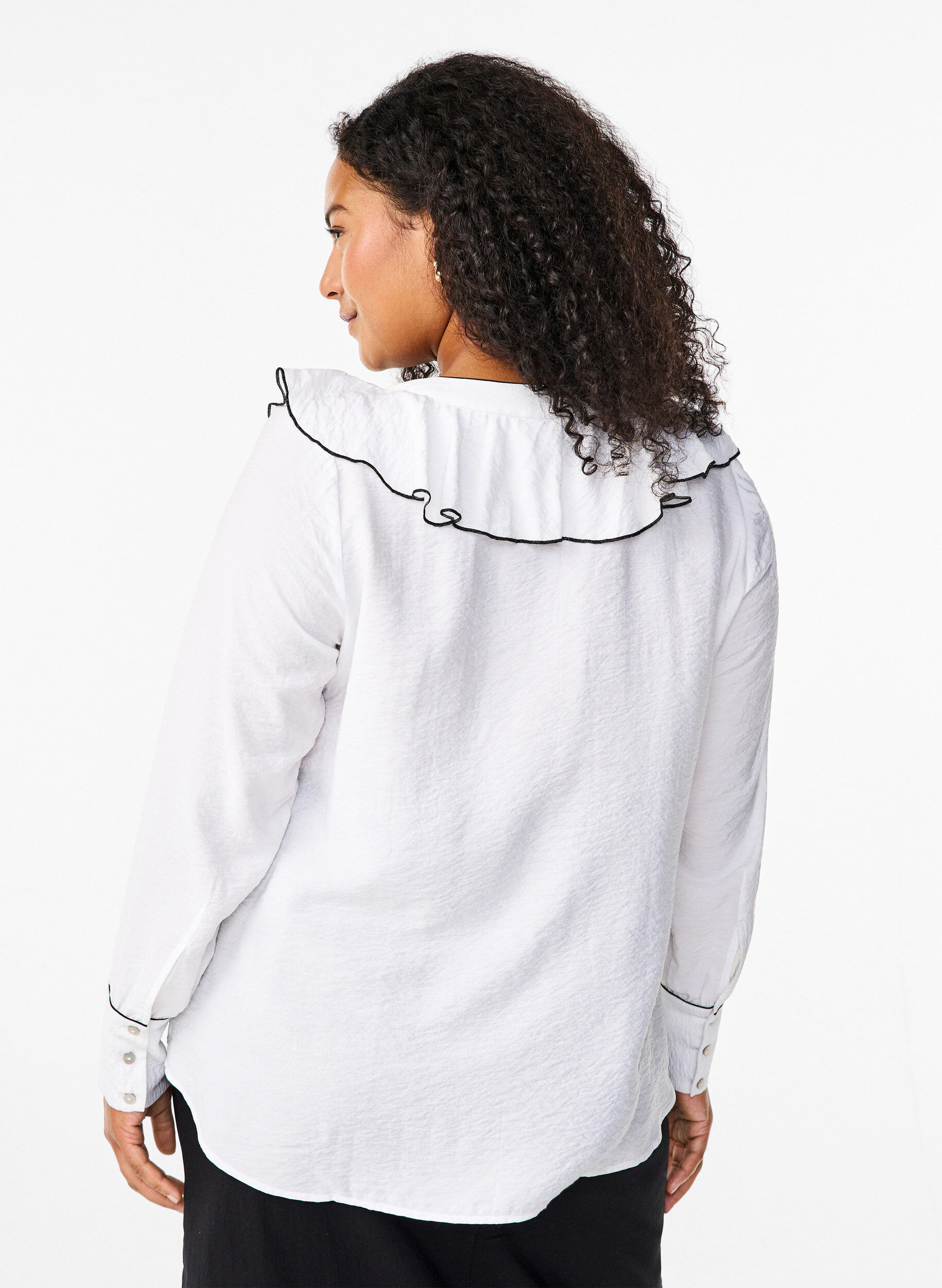 Zizzi Langermet viskose-skjortebluse med volanger, Hvit, Model image number 2