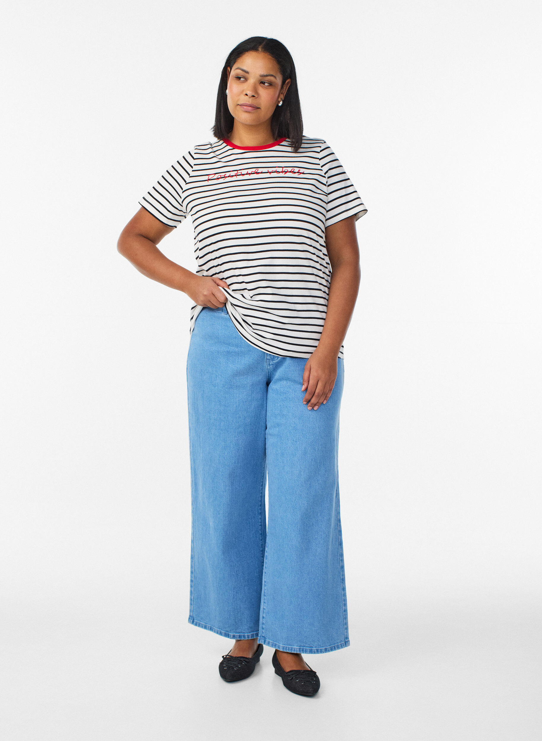 Zizzi Stripete bomulls-t-skjorte med brodert tekst, Vanilje, Model image number 1