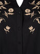 Skjortebluse med broderte blomster og 3/4-ermer, Black W. Beige Emb. , Packshot image number 2