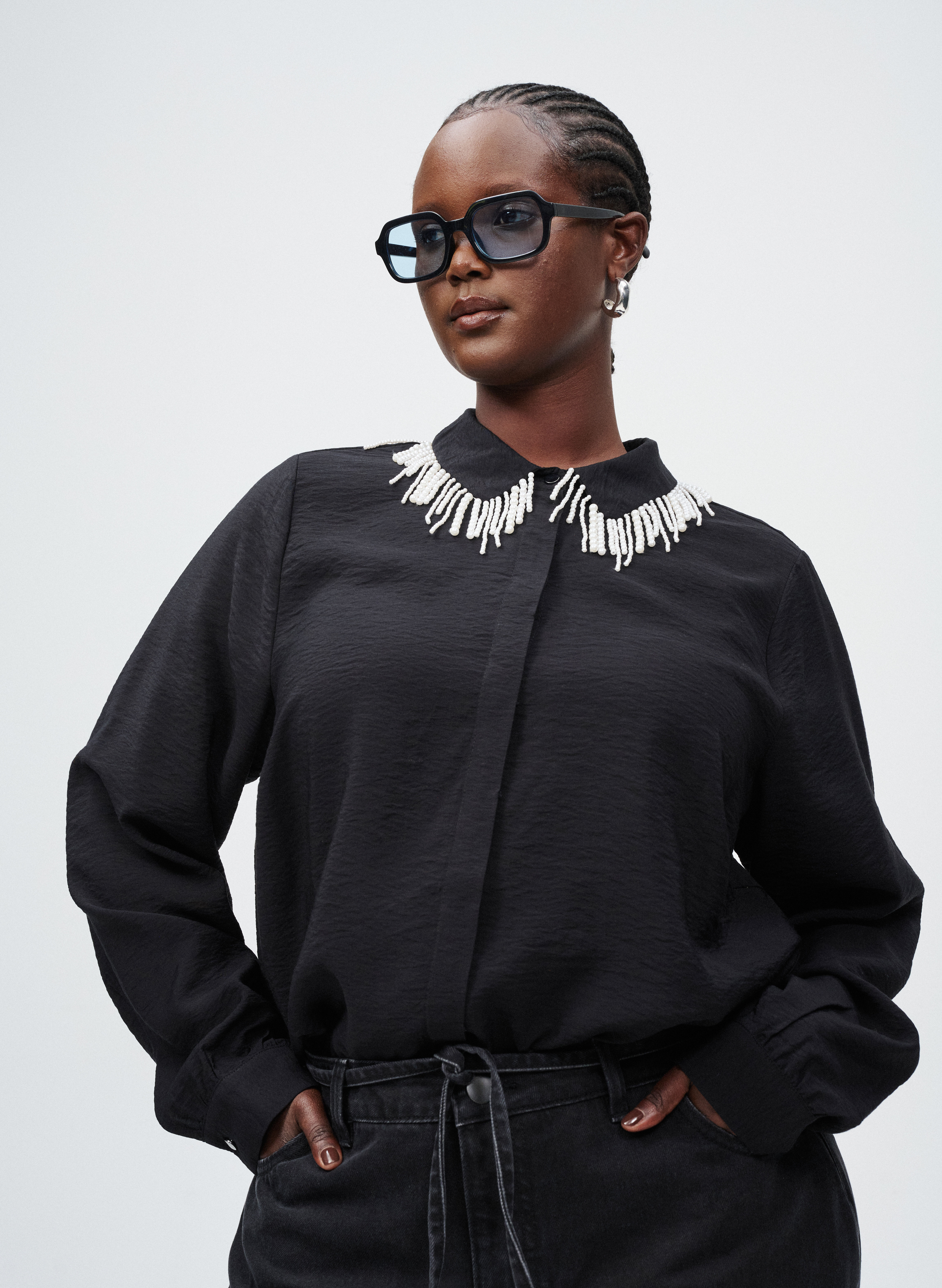 Zizzi Skjorte med perlebrodert krage, , Model