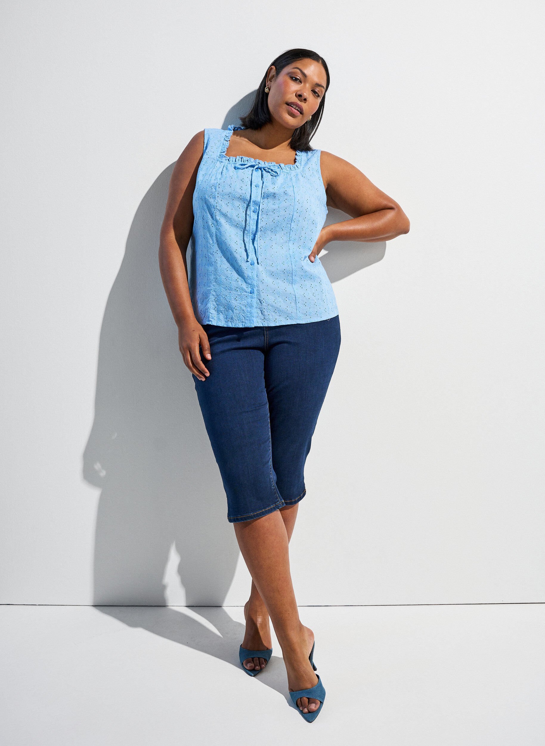 ZizziErmel&oslash;s bluse med broderi anglaise og volanger, Bl&aring;, Image image number 0