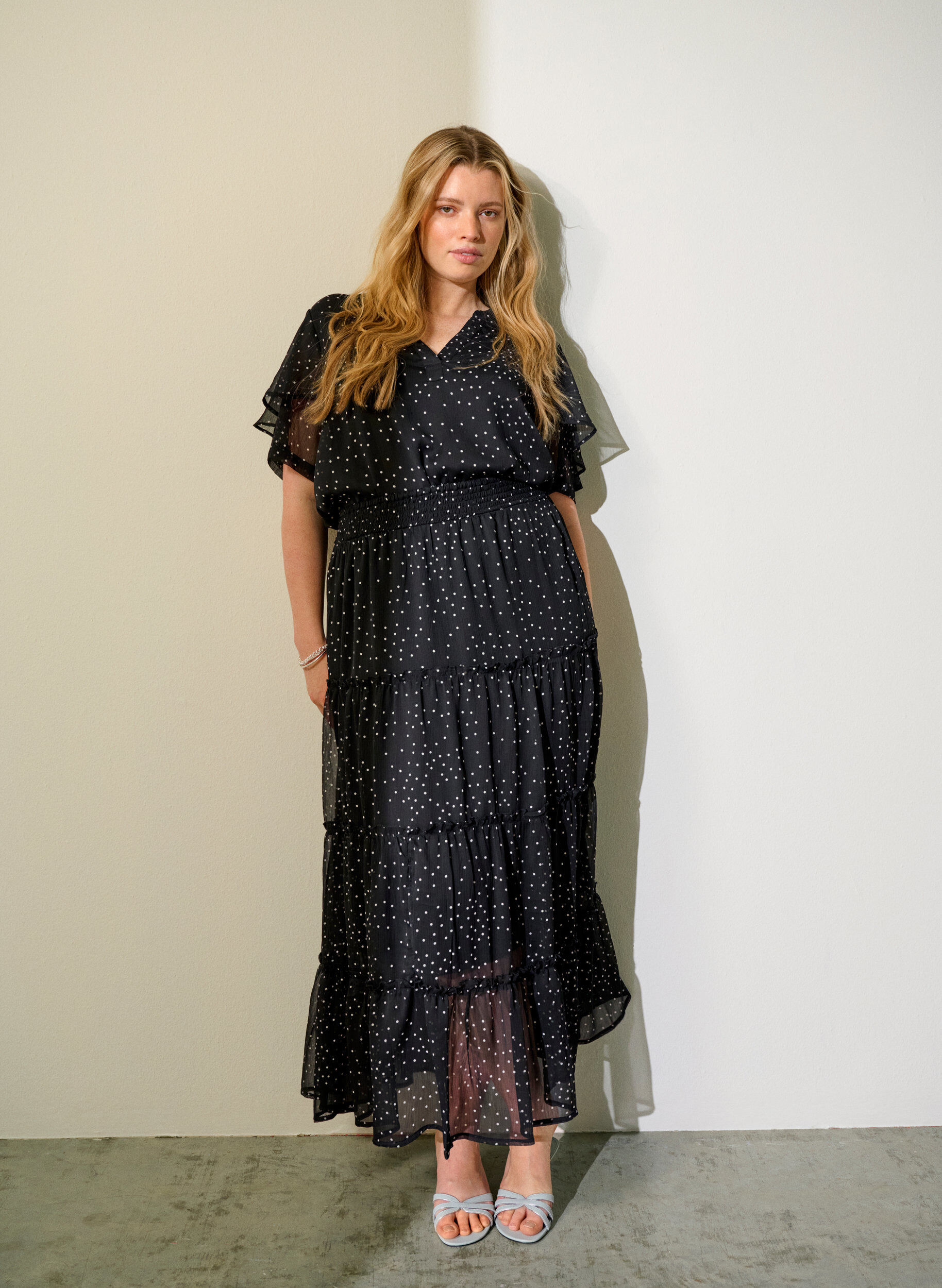 Zizzi Chiffonbluse med polkadotter og volangermer, Svart, Image image number 0