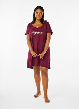 Zizzi Kortermet nattkjole i økologisk bomull, Mørk Bordeaux, Model image number 1