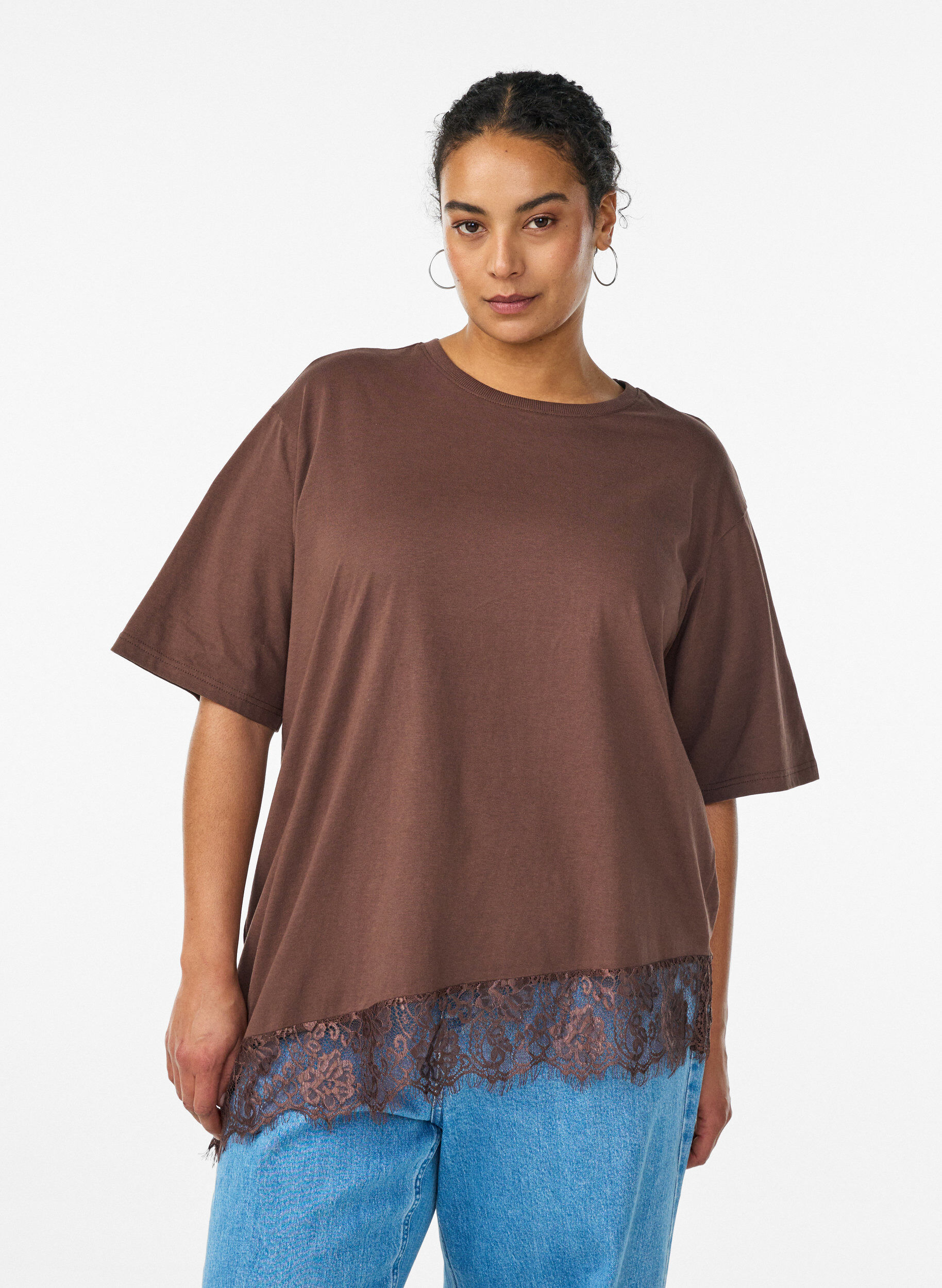 T-skjorte med asymmetrisk blondekant, Brun, Model