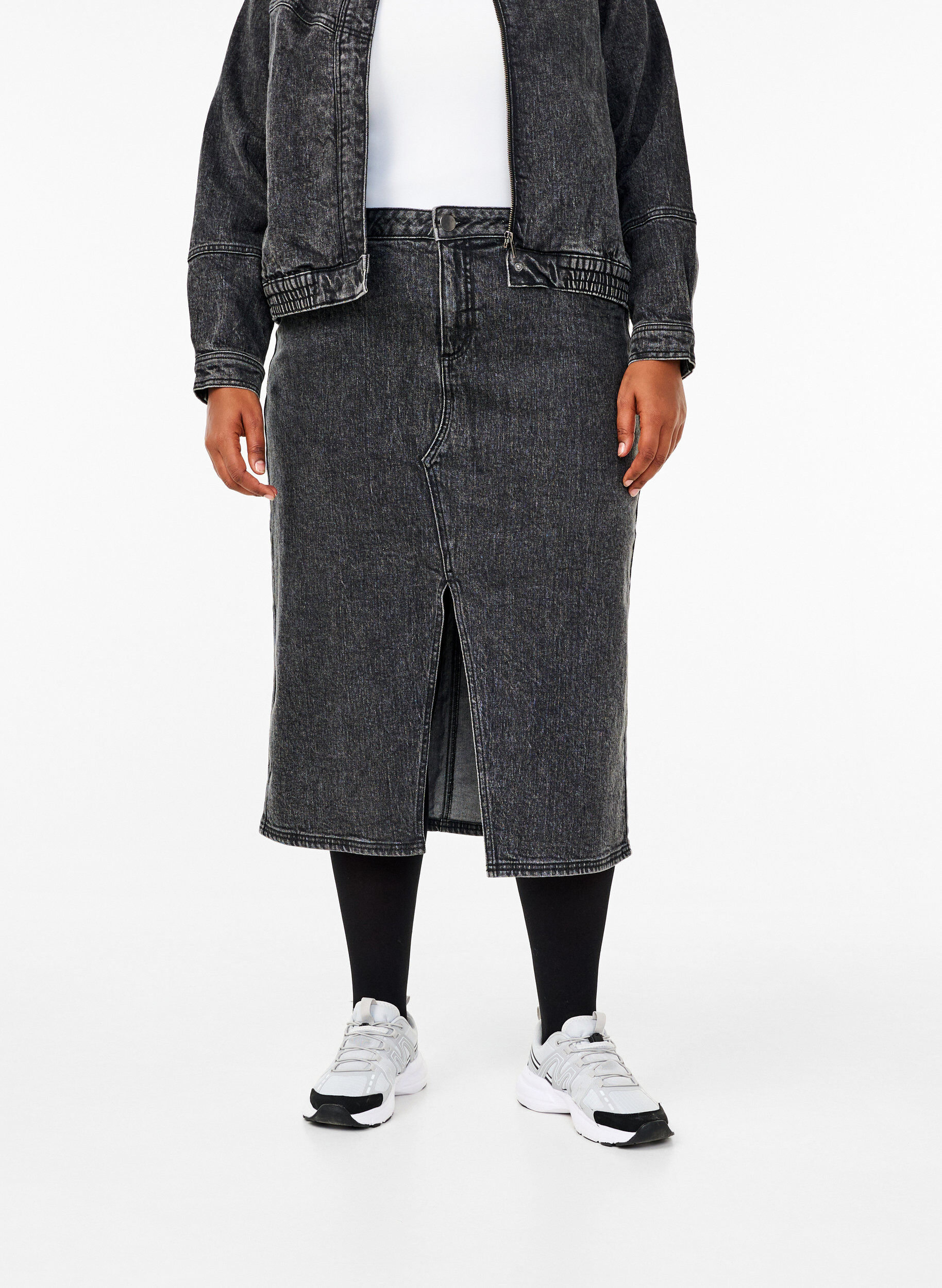 Zizzi Denimskj&oslash;rt med splitt foran, Dark Grey Denim, Model image number 2
