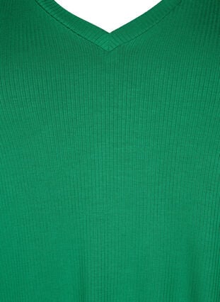 Ribbestrikket T-skjorte i viskose med V-hals, Jolly Green, Packshot image number 2