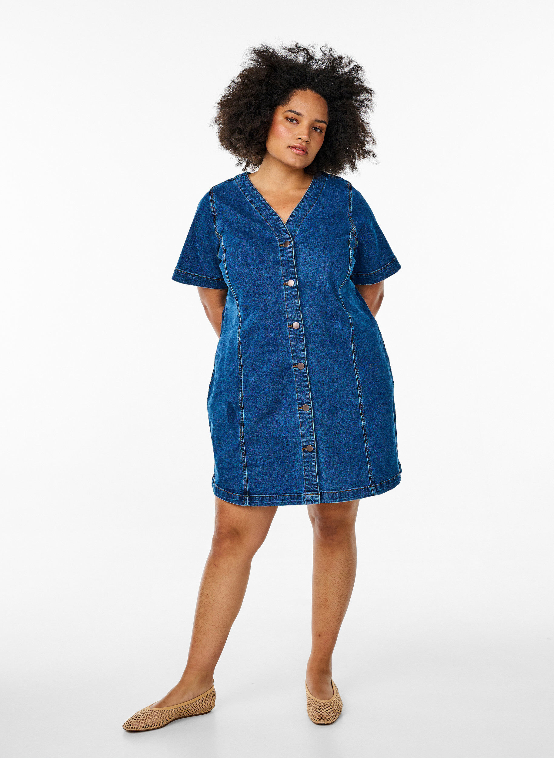 Zizzi Kort denimbekjole med V-hals, Bl&aring;, Model image number 1