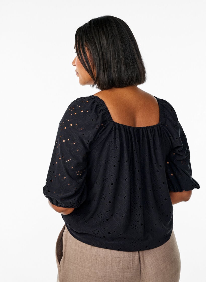 Bluse med korte puffede ermer og hullmønster, Svart, Model image number 2