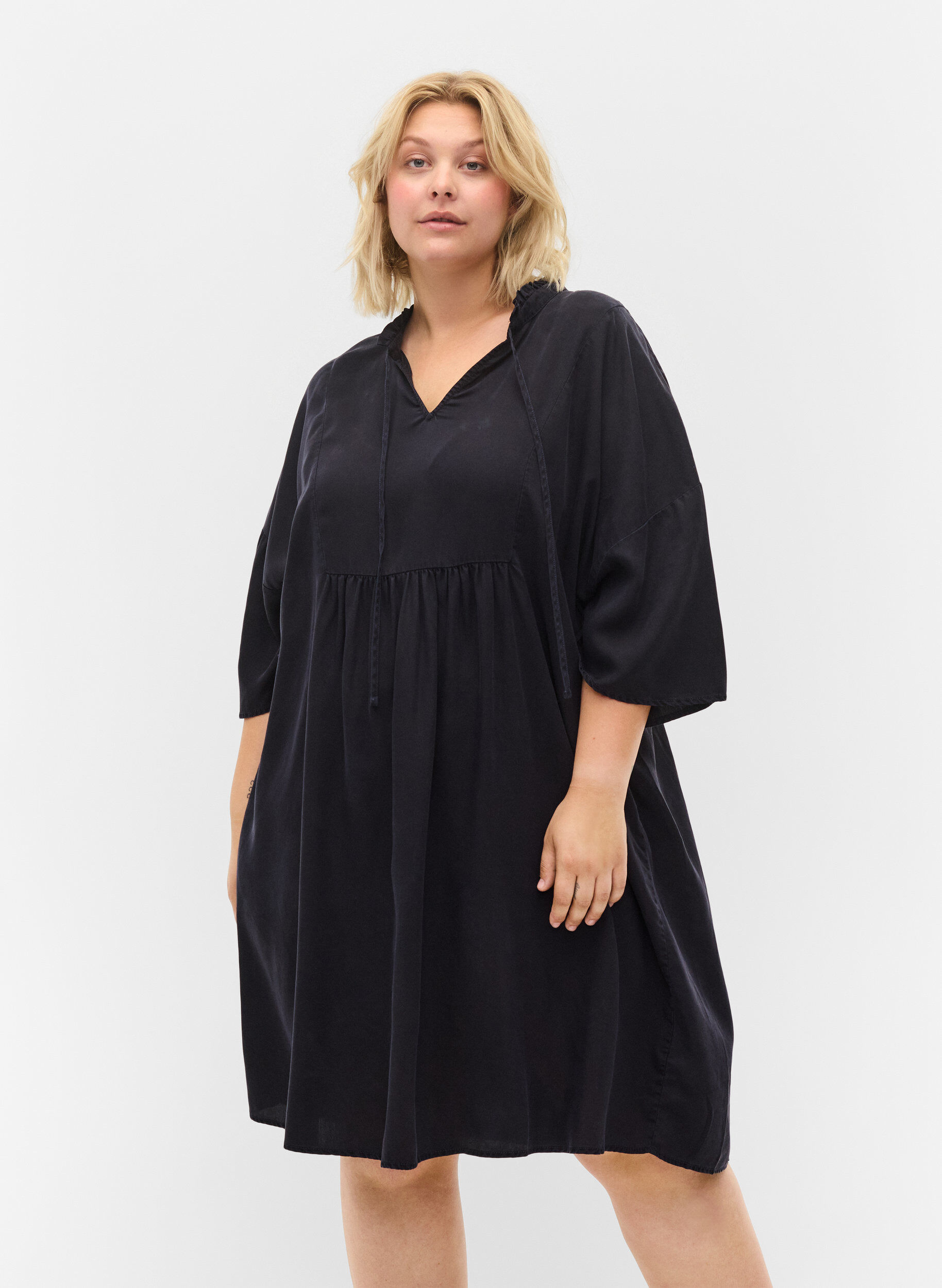 Zizzi Kjole med 3/4-ermer i lyocell (TENCEL&trade;), Black, Model image number 0