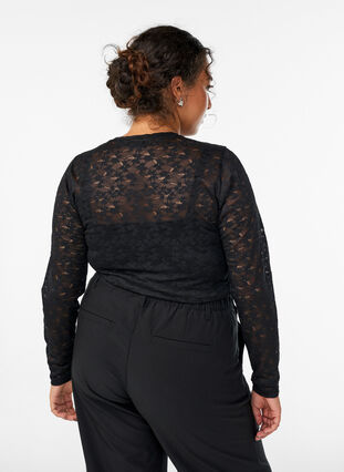 Zizzi Bluse med blonder, rund hals og slim fit, Svart, Model image number 2