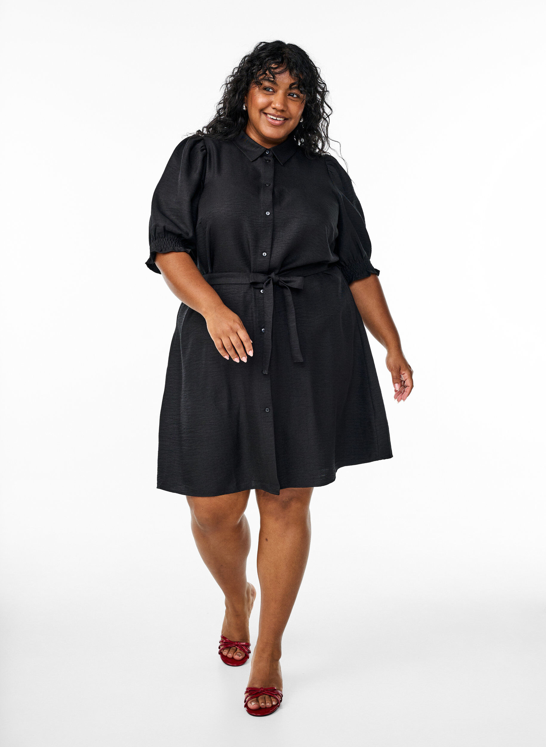 Skjortekjole i knelengde med bindebelte, Svart, Model