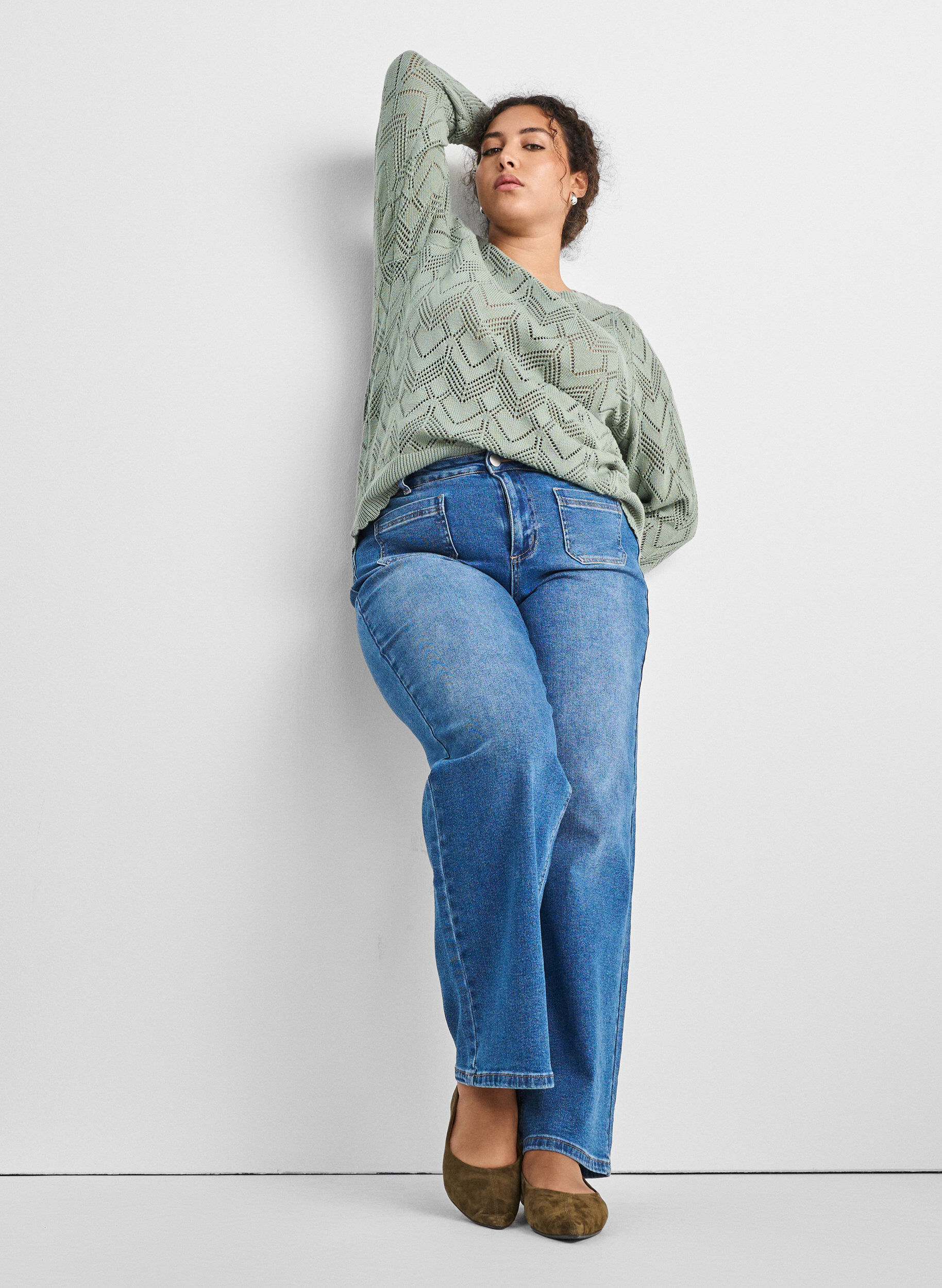 Zizzi Strikket bluse med m&oslash;nster, b&oslash;lgekant og rund hals, Gr&oslash;nn, Model image number 3