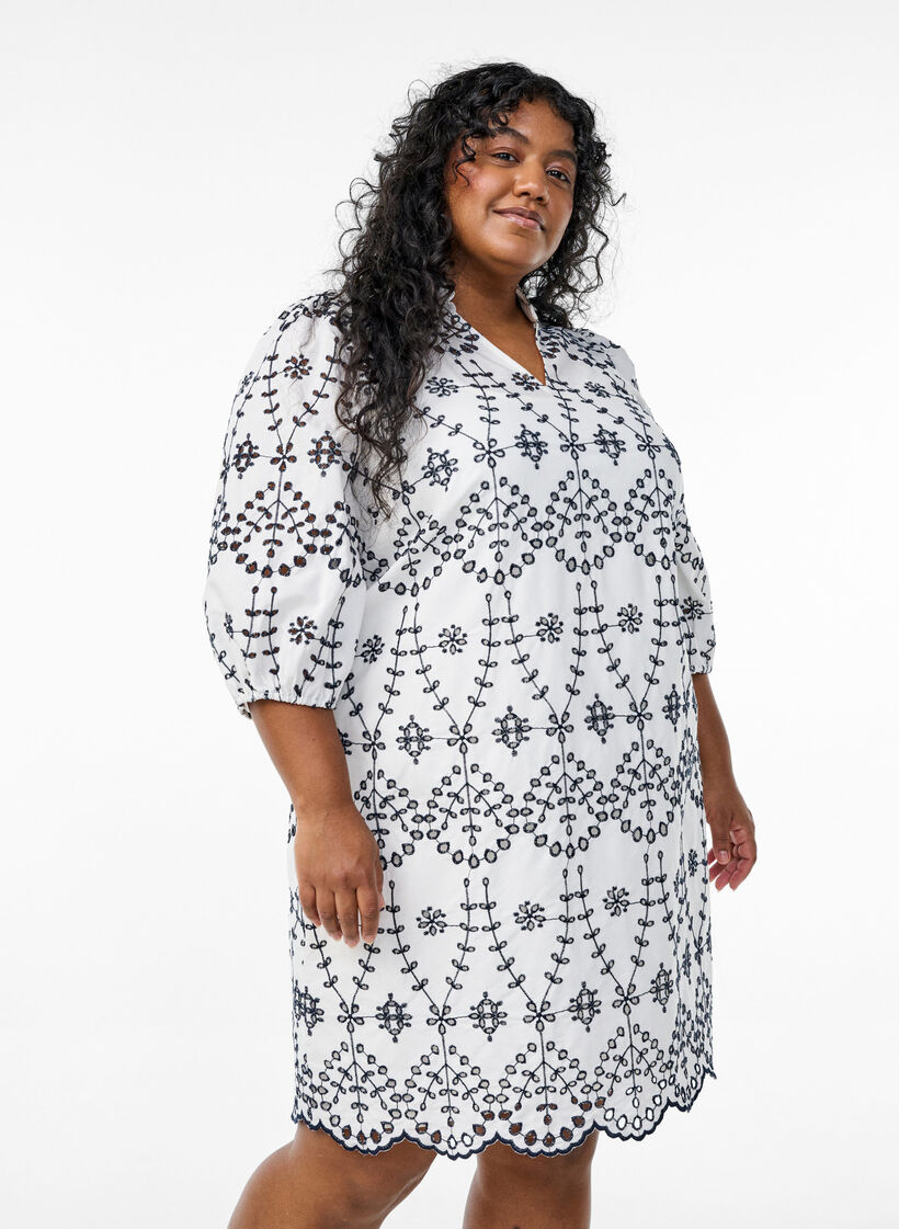 Kjole med kontrastfarget engelsk broderi, White w. Navy Blazer, Model image number 0