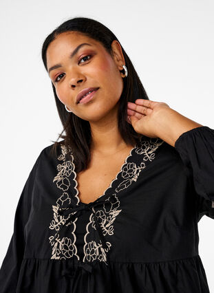 Zizzi Bluse med åpen front og broderte detaljer, Svart, Model image number 3