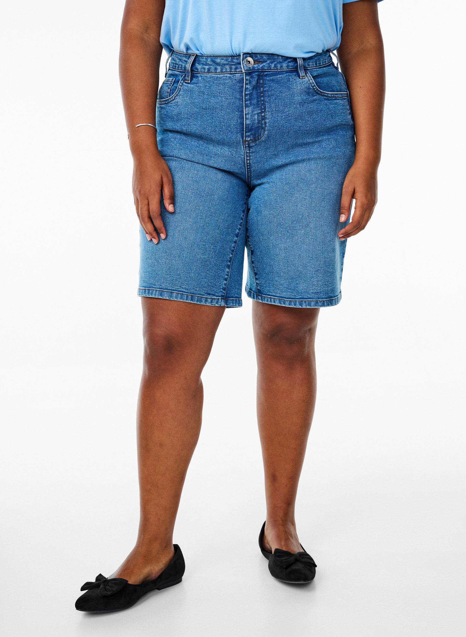 Zizzi L&oslash;se denimshorts med h&oslash;y midje, Bl&aring;, Model image number 3