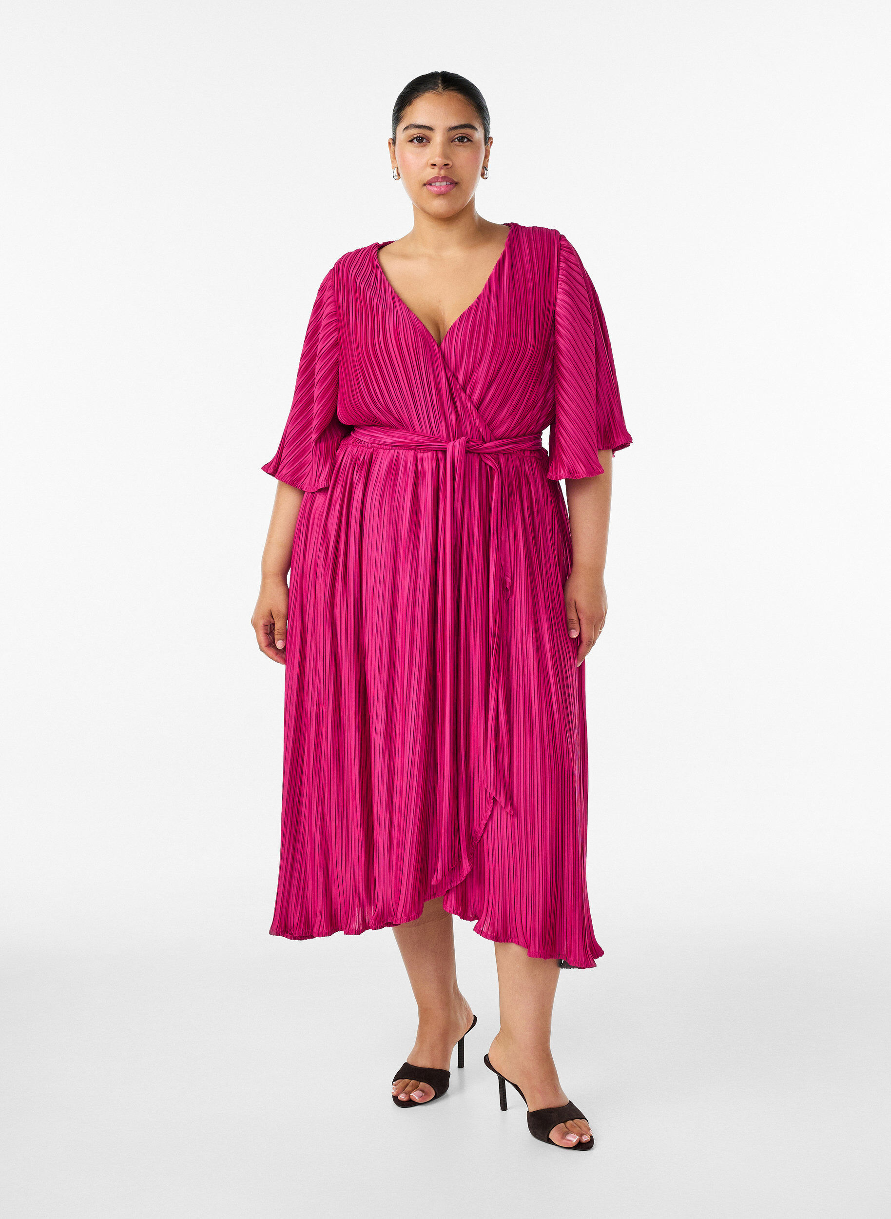 Plissert midikjole med flaggermus ermer, Rosa, Model