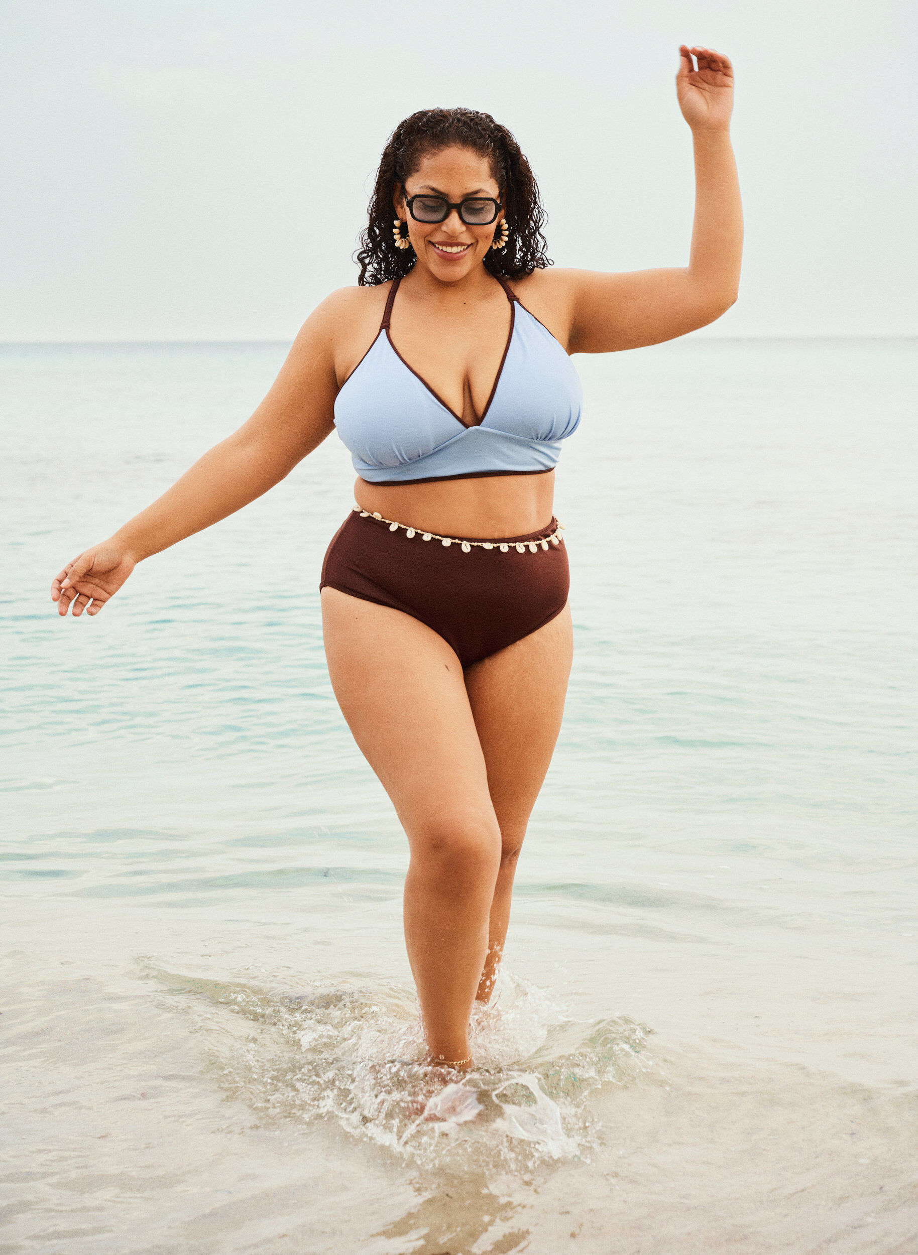 Zizzi Vendbare bikinitruser med regular waist, Brun, Image image number 0