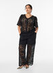 Kortermet bluse med blonder og V-hals, Svart, Model image number 1
