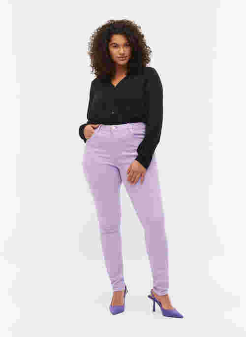 Amy jeans med høyt liv og utrolig slim fit, Lavender, Model