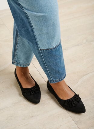 Zizzi Ballerinasko med vid passform og volanger, Black, Image image number 0