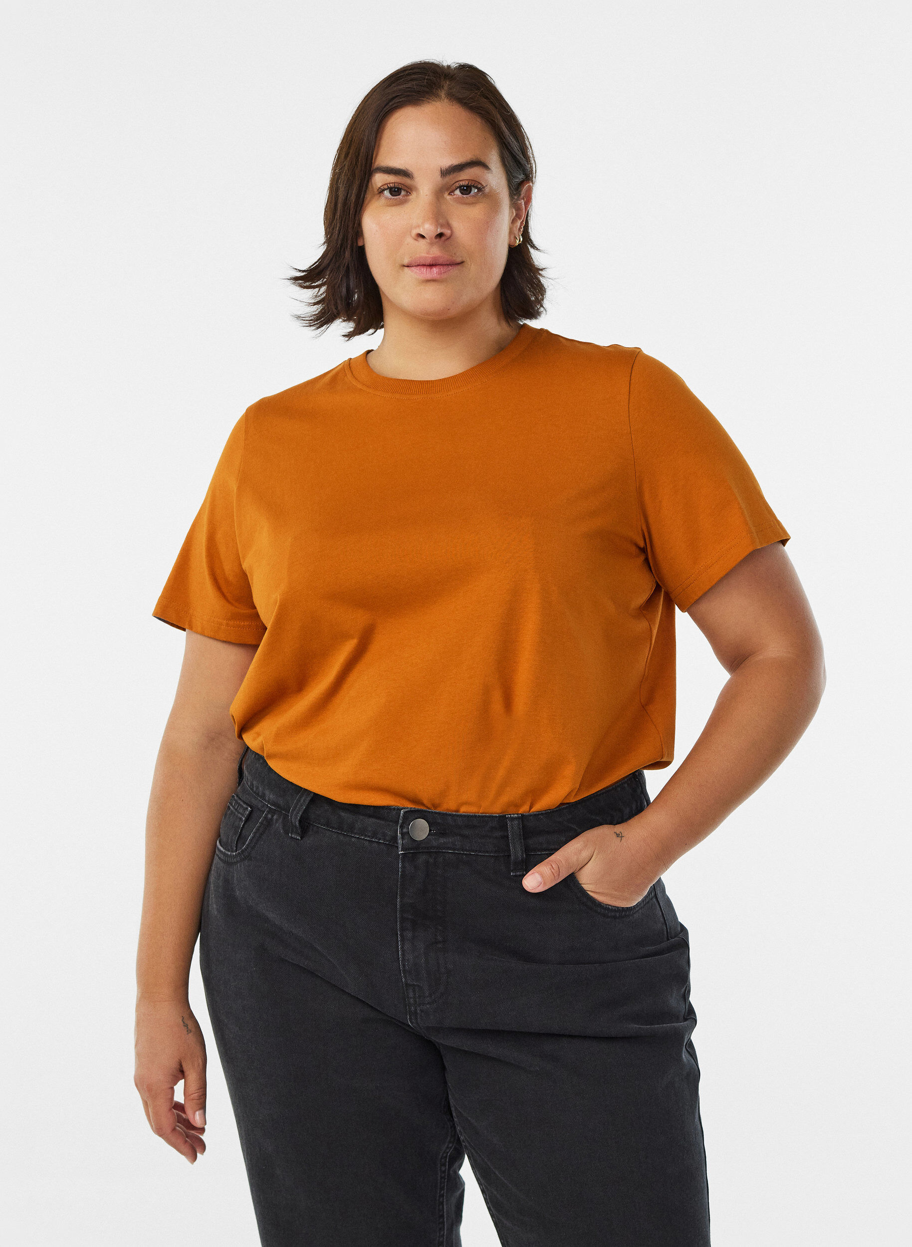 Basic T-skjorte i bomull med rund hals, Orange, Model