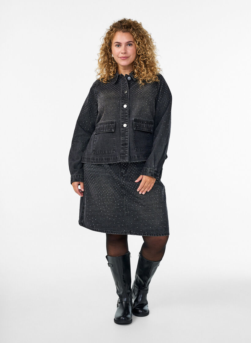 Kort denimskjørt med rhinsteiner, Grey Denim, Model