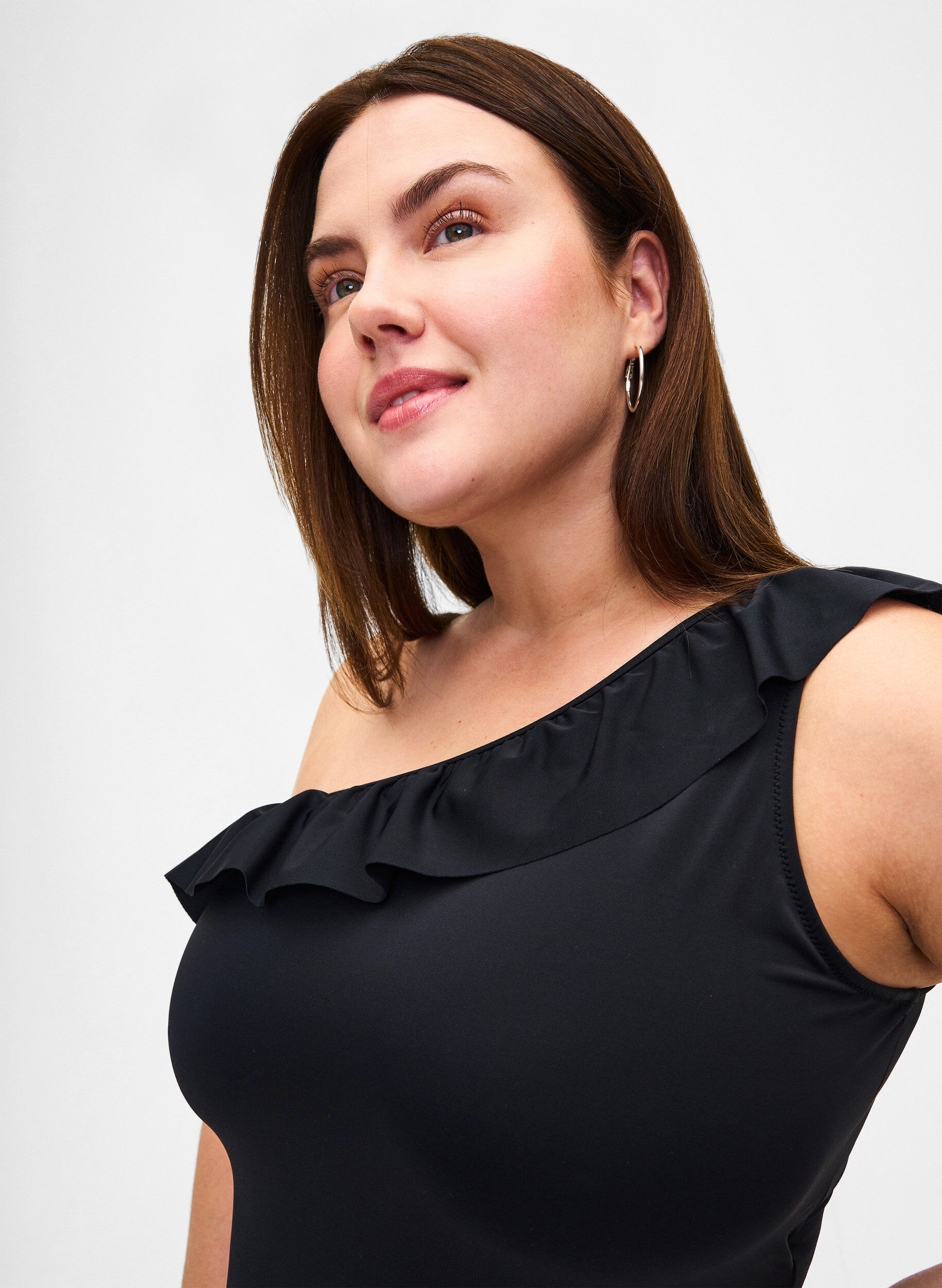 Zizzi One-Shoulder badet&oslash;y med ruffle, Black, Model image number 2