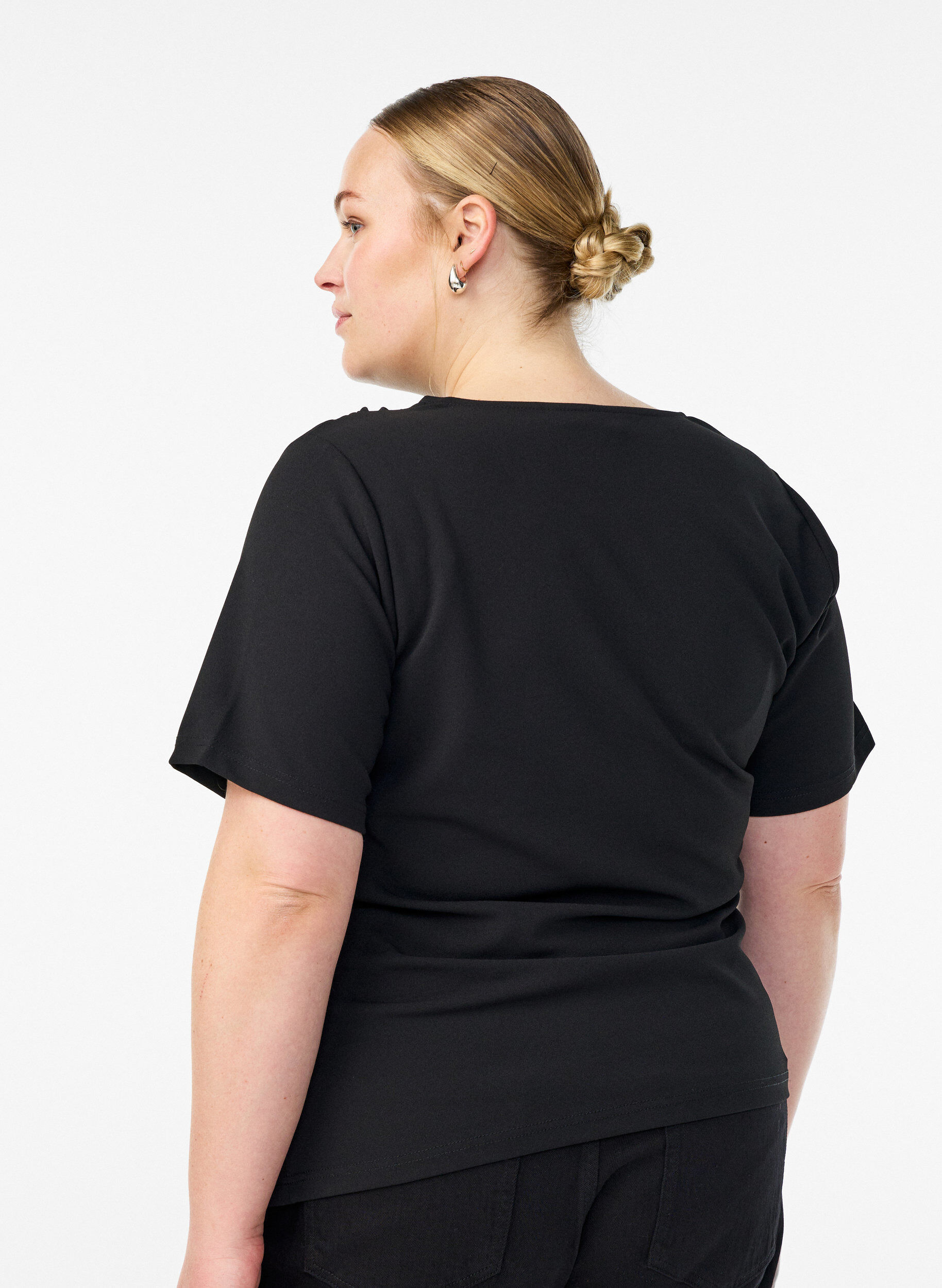 Zizzi Kortermet bluse med rynking og asymmetrisk fold, Svart, Model image number 2