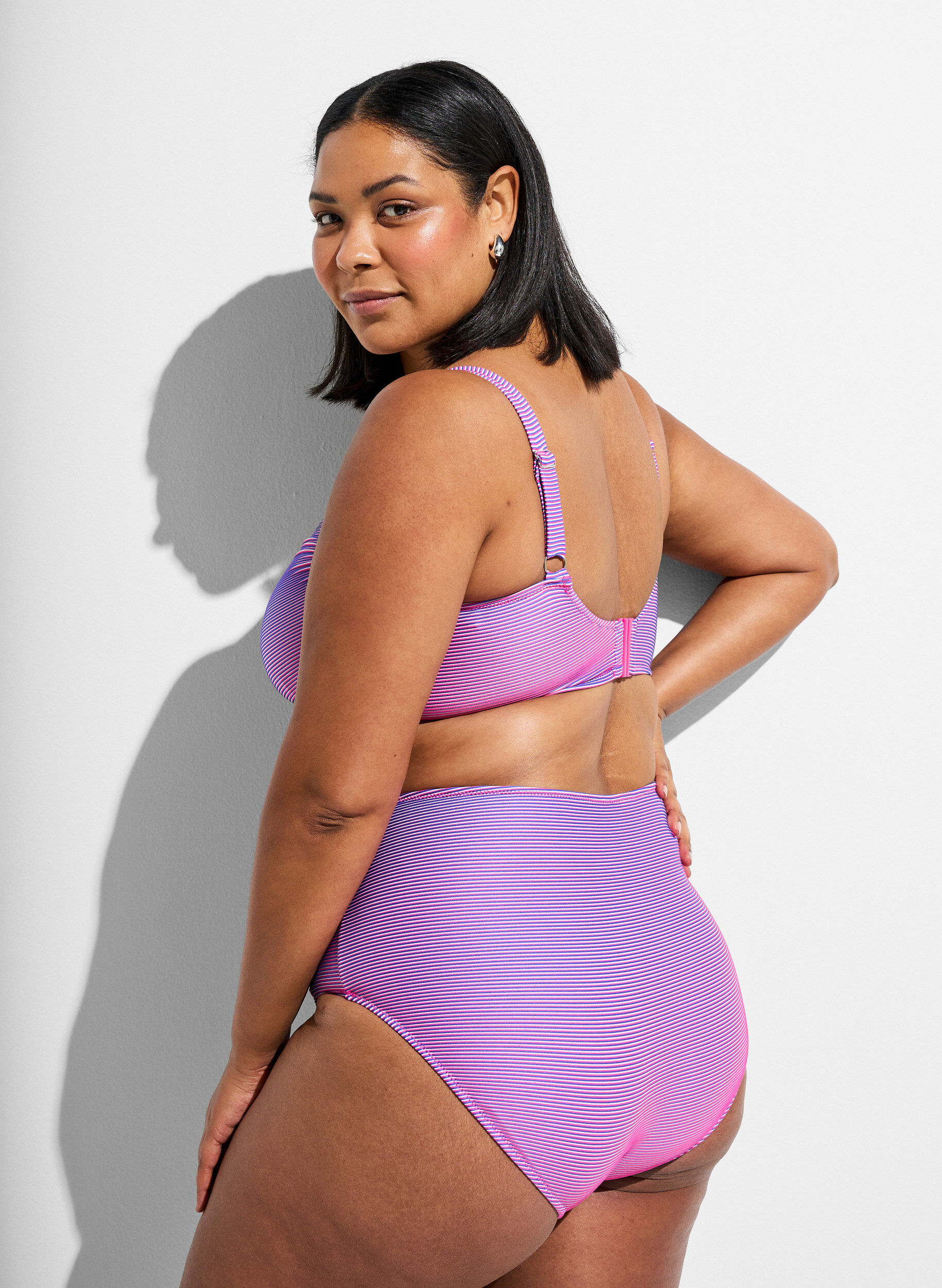 Zizzi Stripete bikini-topp med spile, Rosa, Model image number 2