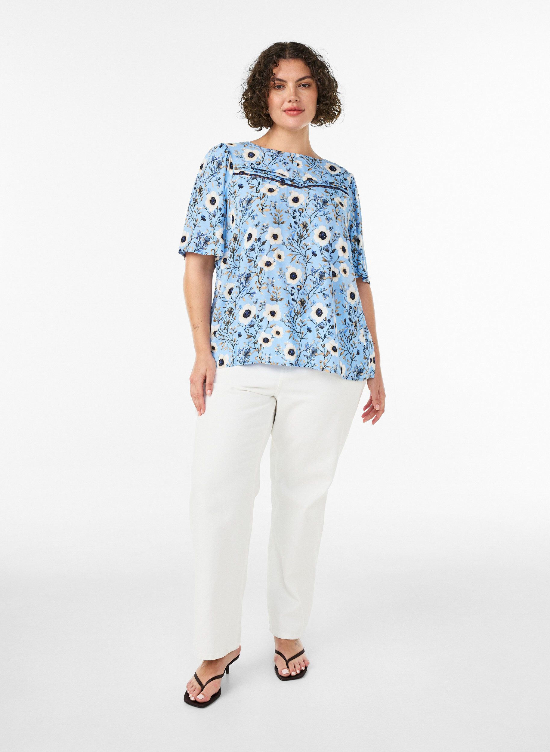 ZizziBluse med blomstertrykk og korte ermer, Bl&aring;, Model image number 1