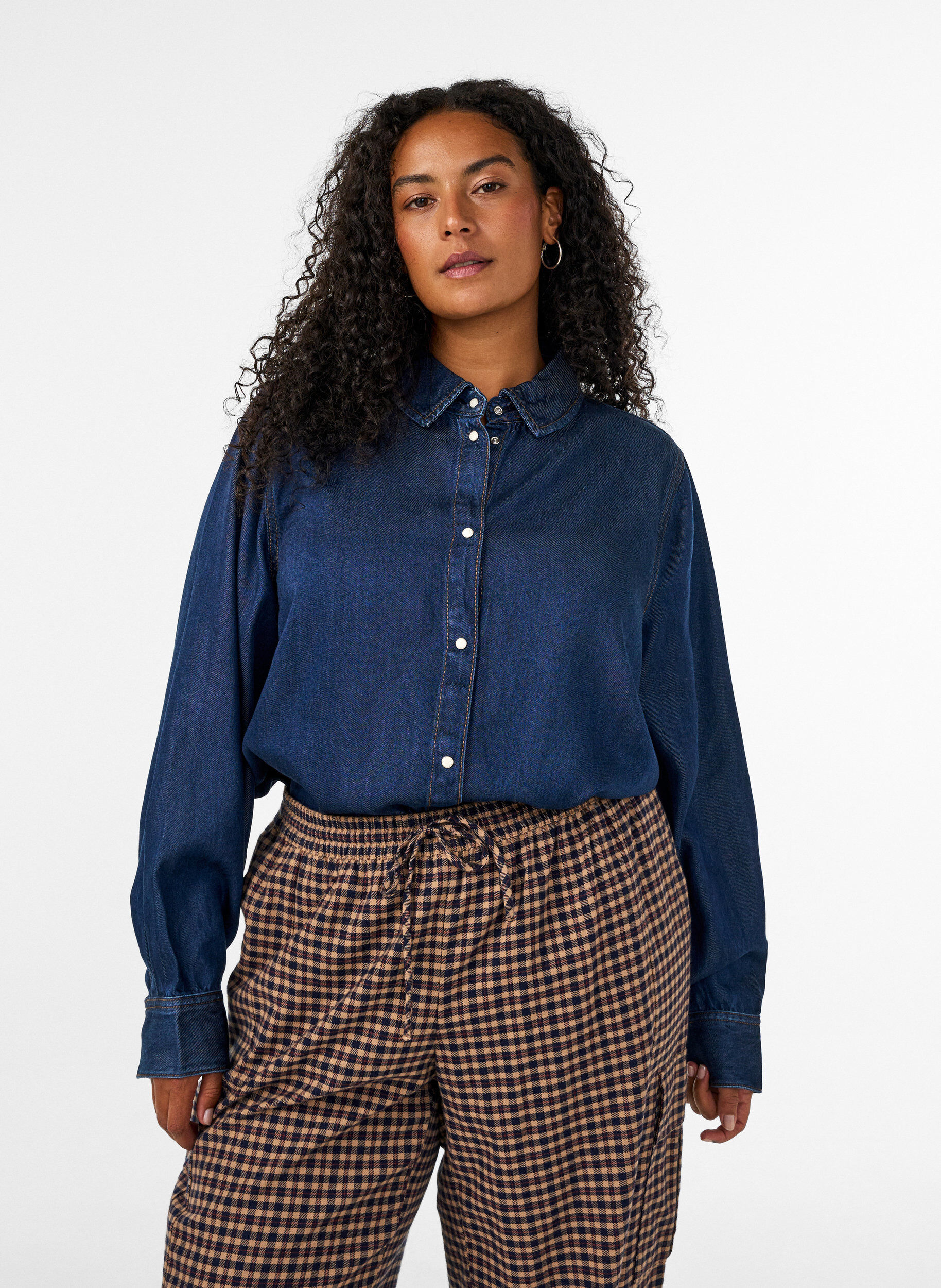 Denimskjorte i lyocell med trykknapper, Bl&aring;, Model