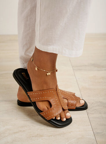 Flate slip-on-sandaler med bred passform og nitter, Friar Brown, Image image number 0